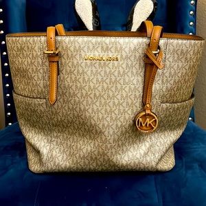 Beautiful Michael Kors bucket purse with straps